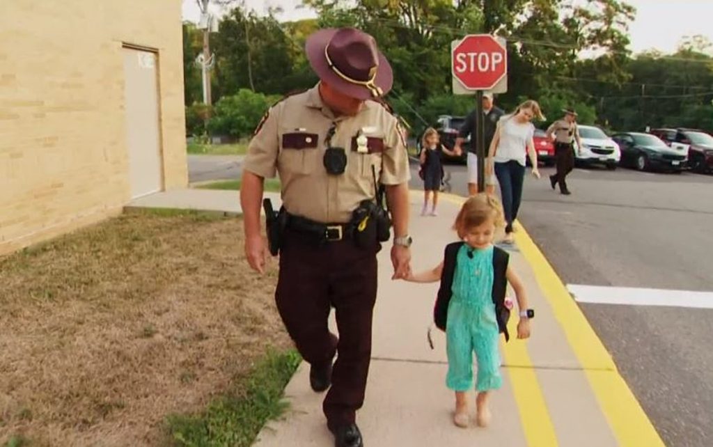 MN Officer Escorts Girl to First Day of Kindergarten